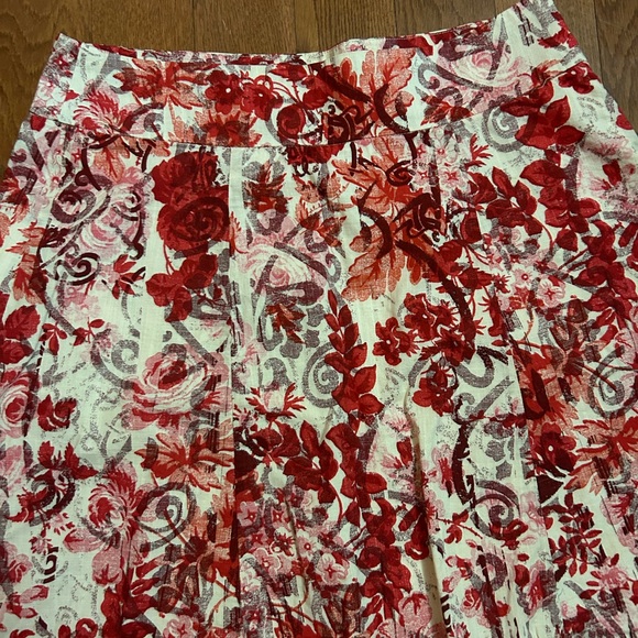Beautiful flowery flared skirt. Size 4. Great summer look. - Picture 2 of 6